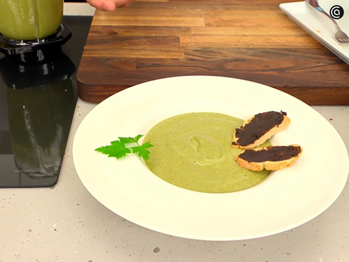 Acompaña la crema de verdura con tostadas de ajo negro