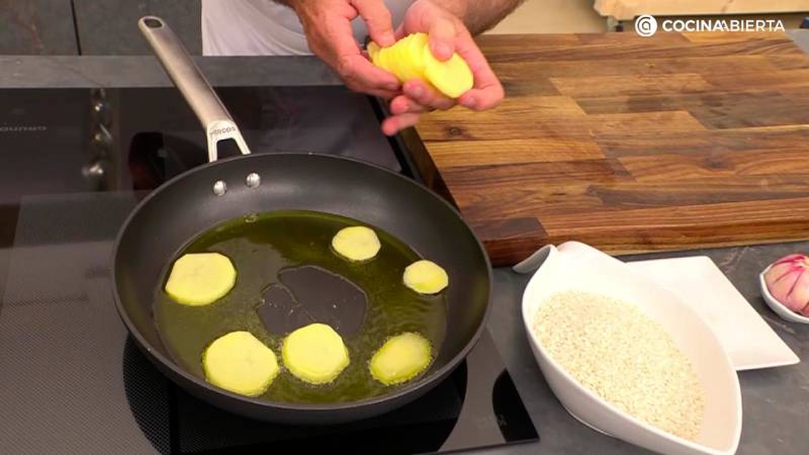 Corta las patatas finamente antes de freírlas en una sartén Corta las patatas finamente antes de freírlas en una sartén