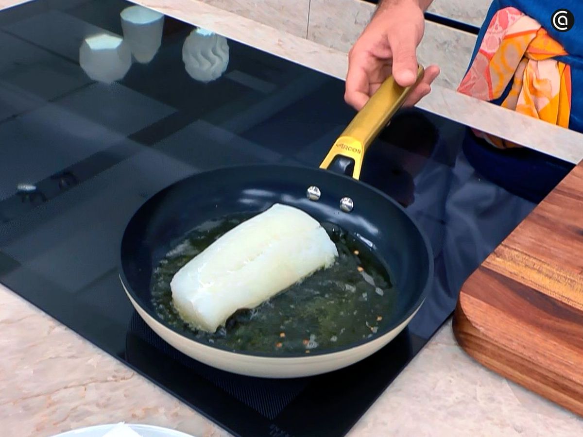Confitar el bacalao para acompañar las pochas