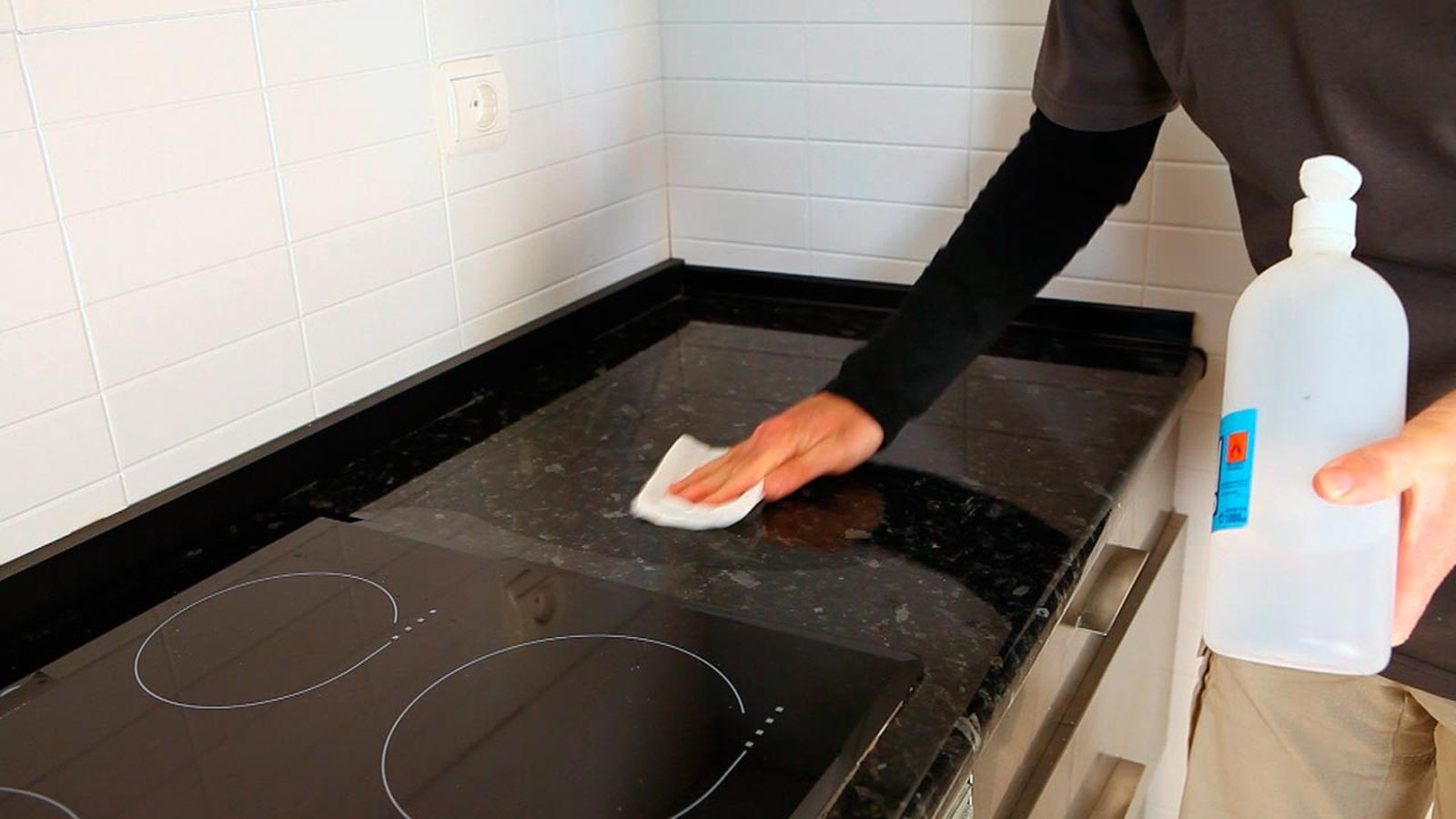 Colocar un salva encimera de cocina paso 1 Colocar un salva encimera de cocina paso 1