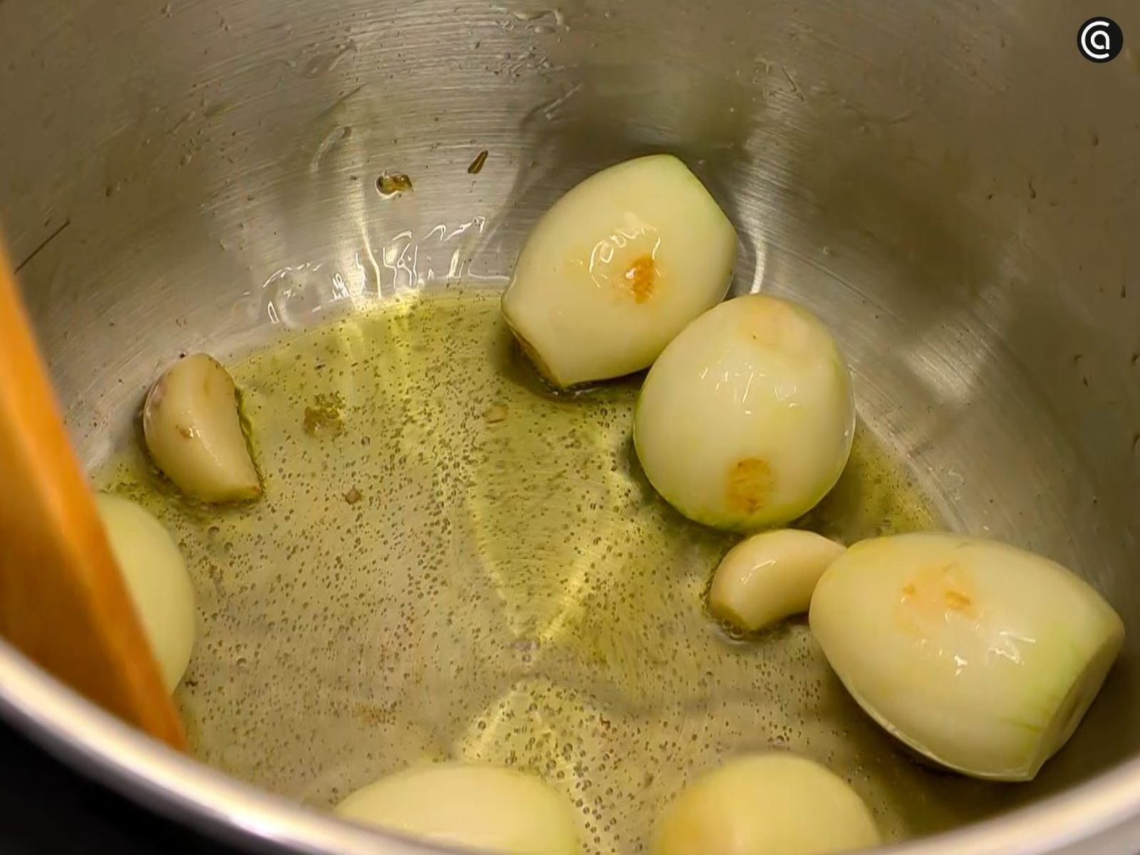 Sofríe las cebollitas gallegas y resérvalas