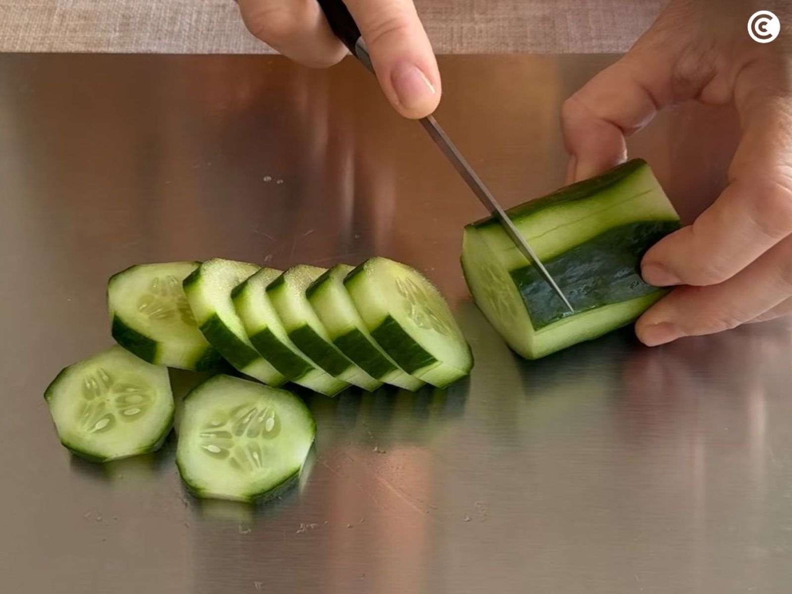 Corta el pepino en rodajas para los canapés de Navidad