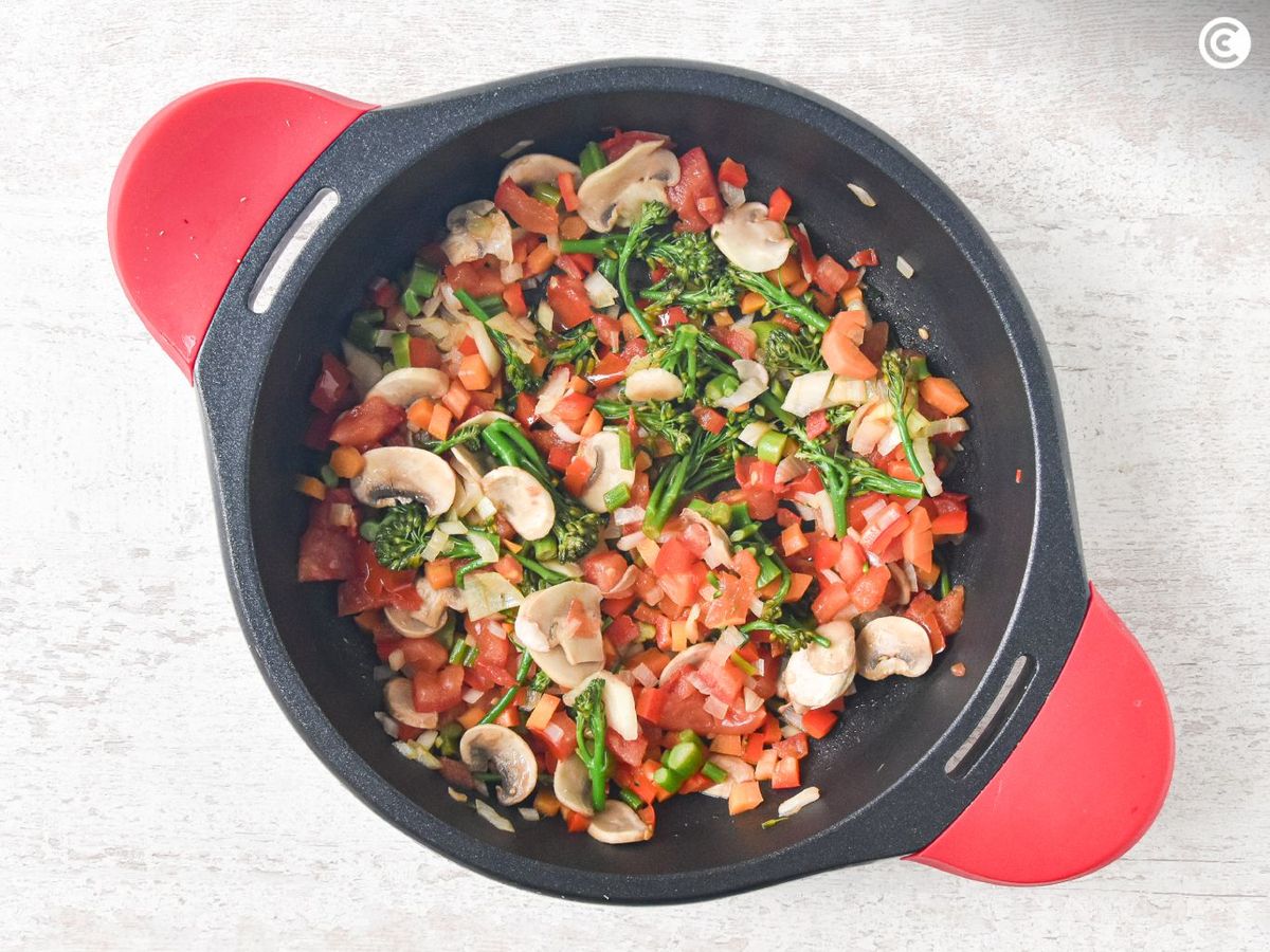 Sofreír las verduras para el risotto