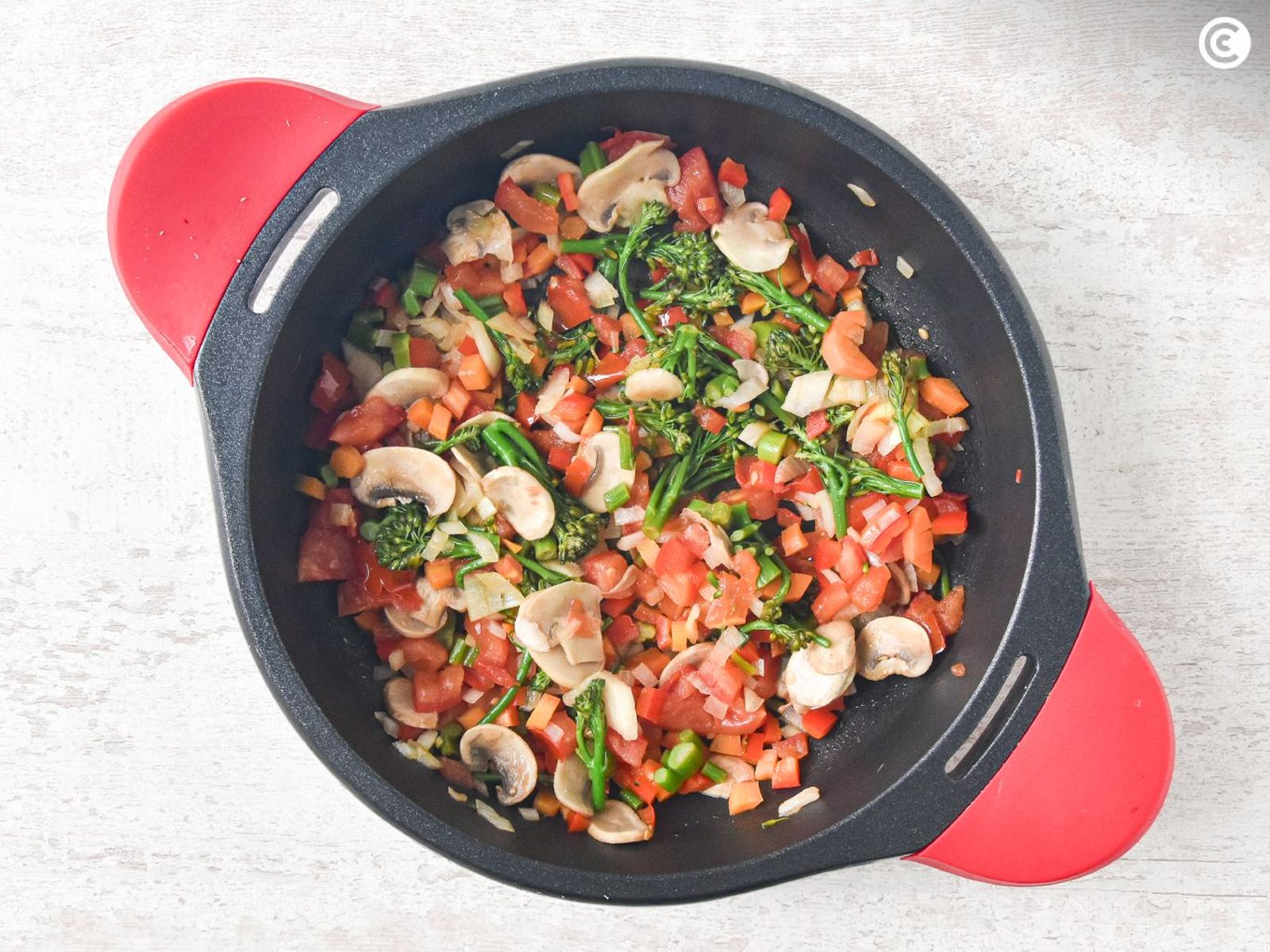 Sofreír las verduras para el risotto Sofreír las verduras para el risotto