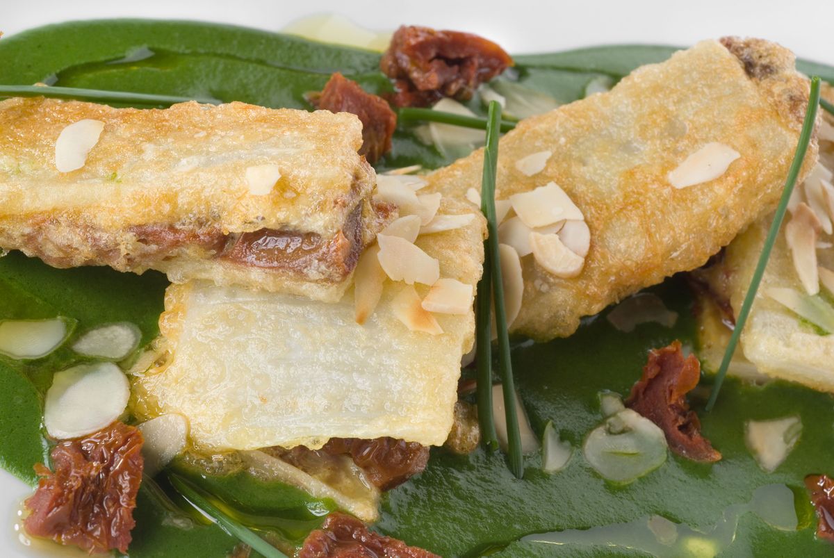 Pencas de acelga rellenas de tomates secos con salsa de sus hojas