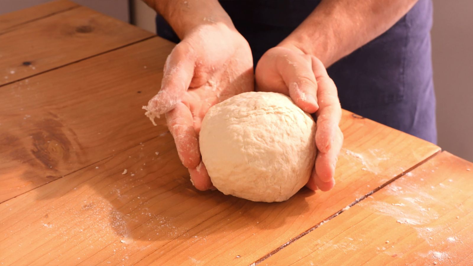 Deja reposar la masa cubierta hasta que duplique su volumen, lo que garantizará un pan esponjoso y delicioso Deja reposar la masa cubierta hasta que duplique su volumen, lo que garantizará un pan esponjoso y delicioso