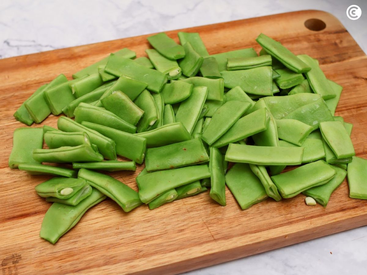 Limpiar y cortar las judías verdes para preparar con tomate