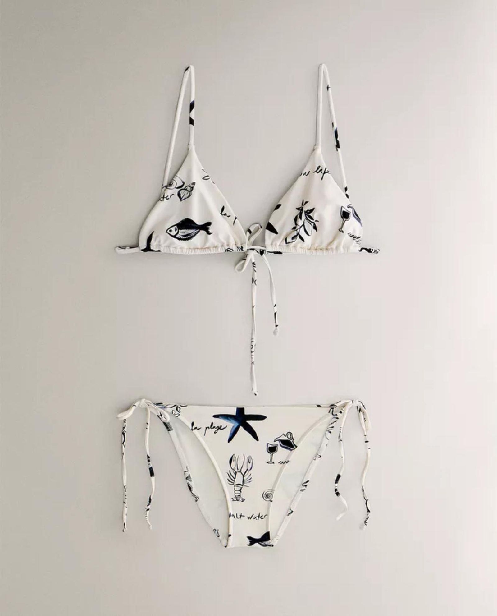 Bikini de triángulo regulable con estampados marinos y playeros. Bikini de triángulo regulable con estampados marinos y playeros.