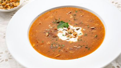 Crema de sopa de ajo con queso y frutos secos