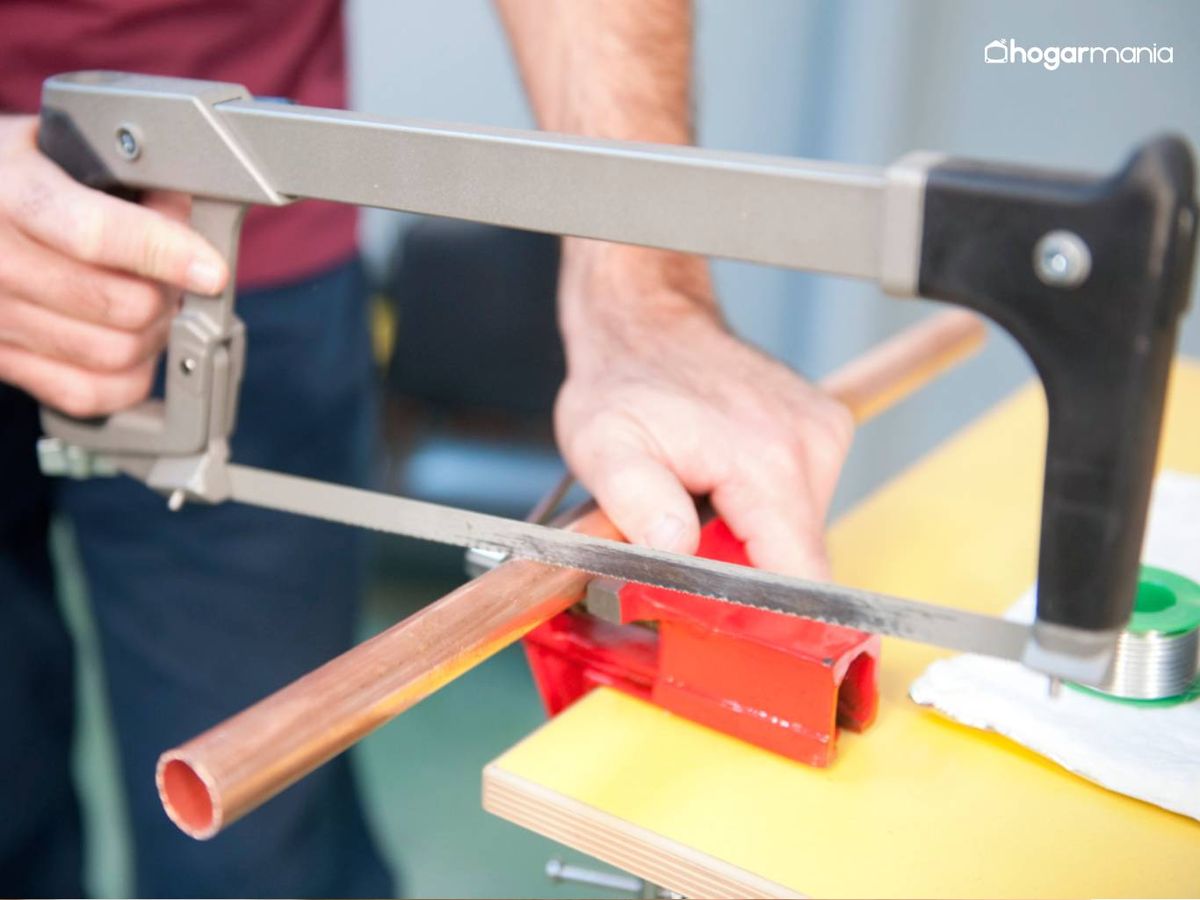Corta el tubo con una sierra de mano