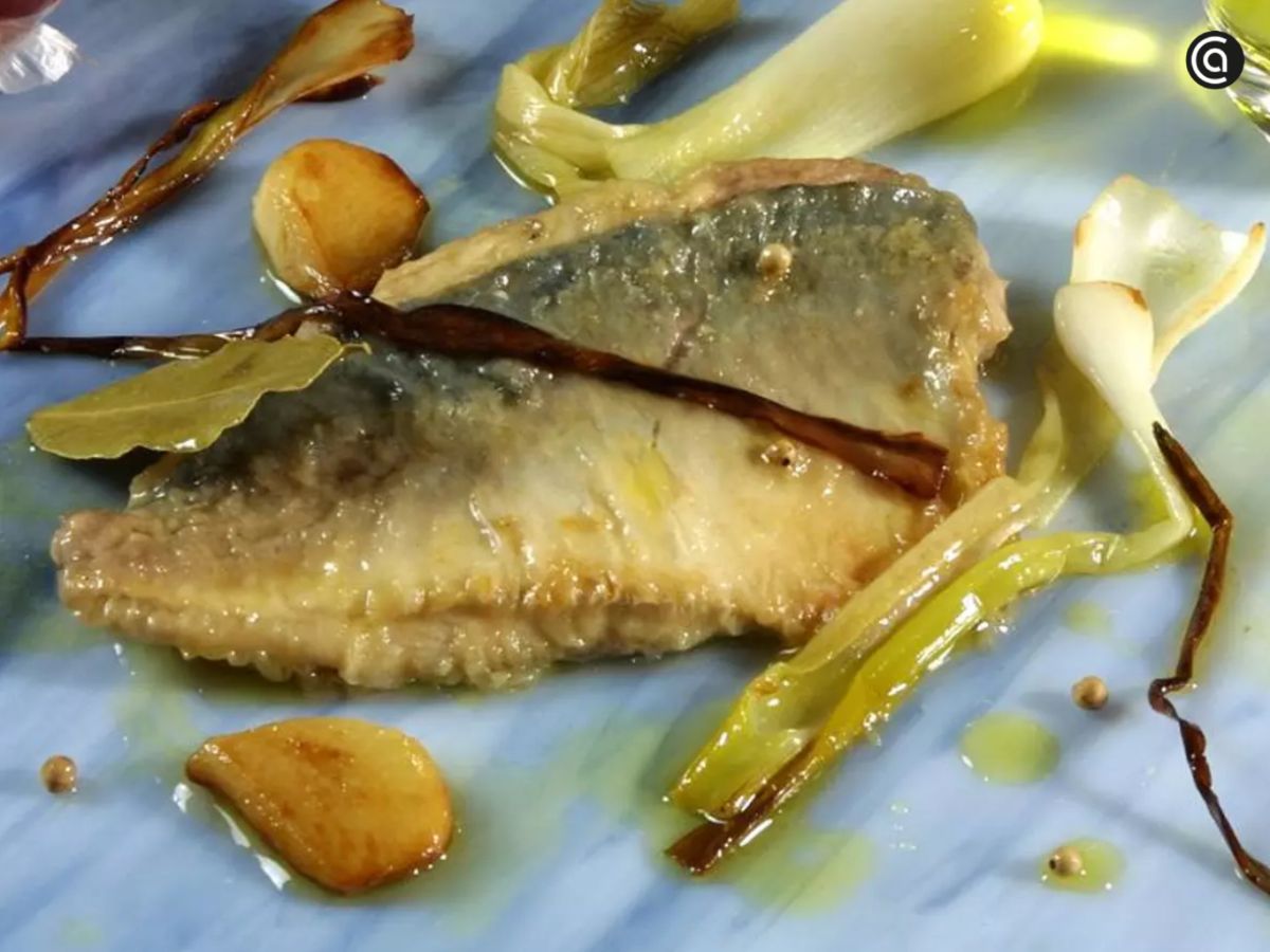Chicharro en escabeche con ajo, laurel y cebolleta: un clásico del norte perfecto para días de calor.