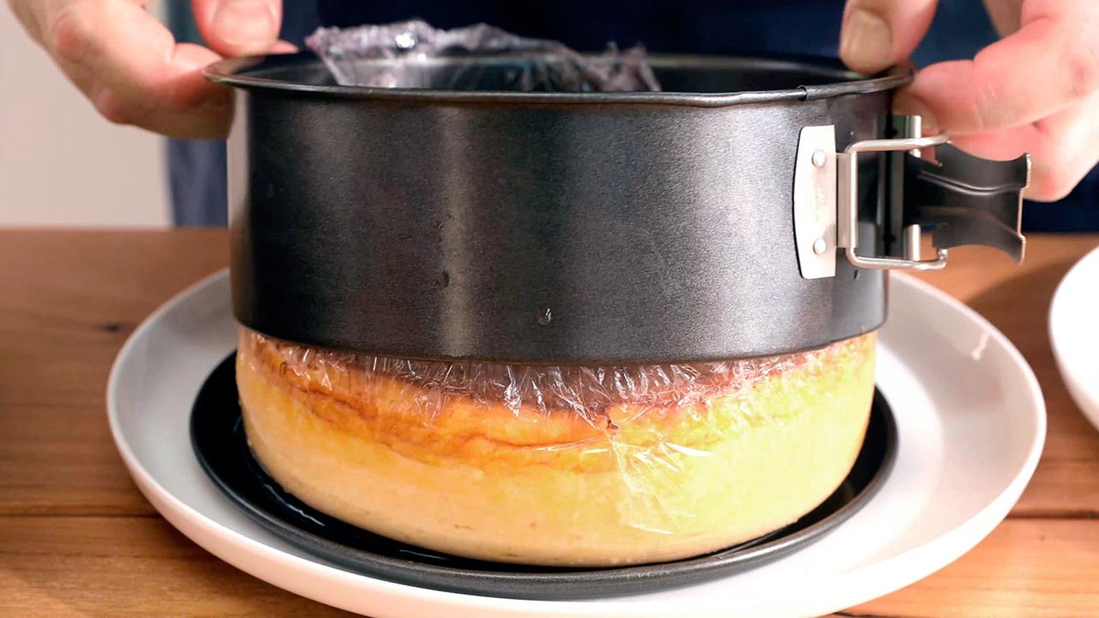 Desmolda el pastel y deja que se temple Receta de pastel de cabracho paso 6