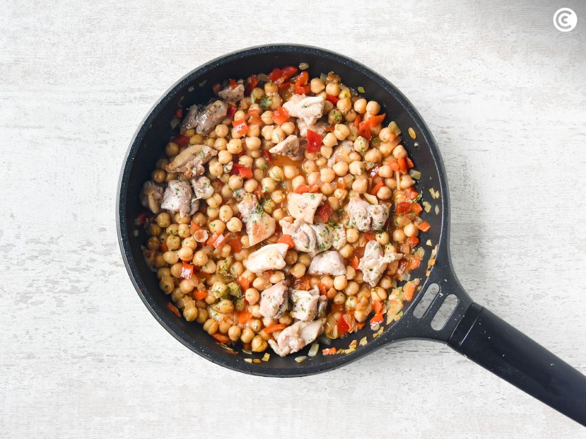 Cocinar los garbanzos con pollo