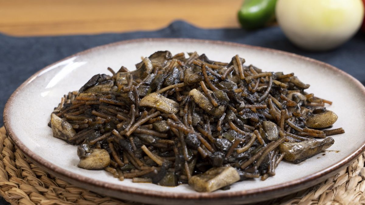 Fideuá negra
