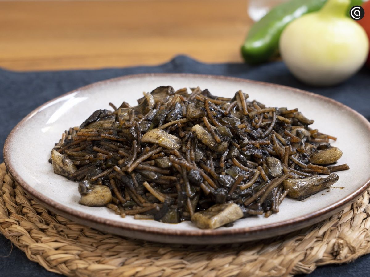 Sirve la fideuá negra