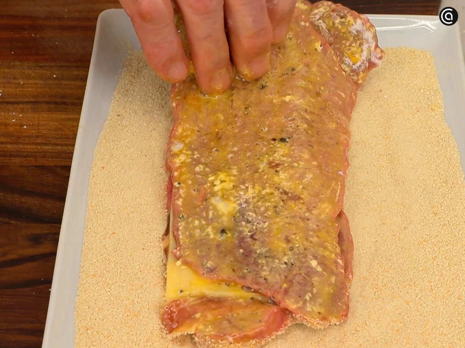 Pasa por harina, huevo batido y pan rallado