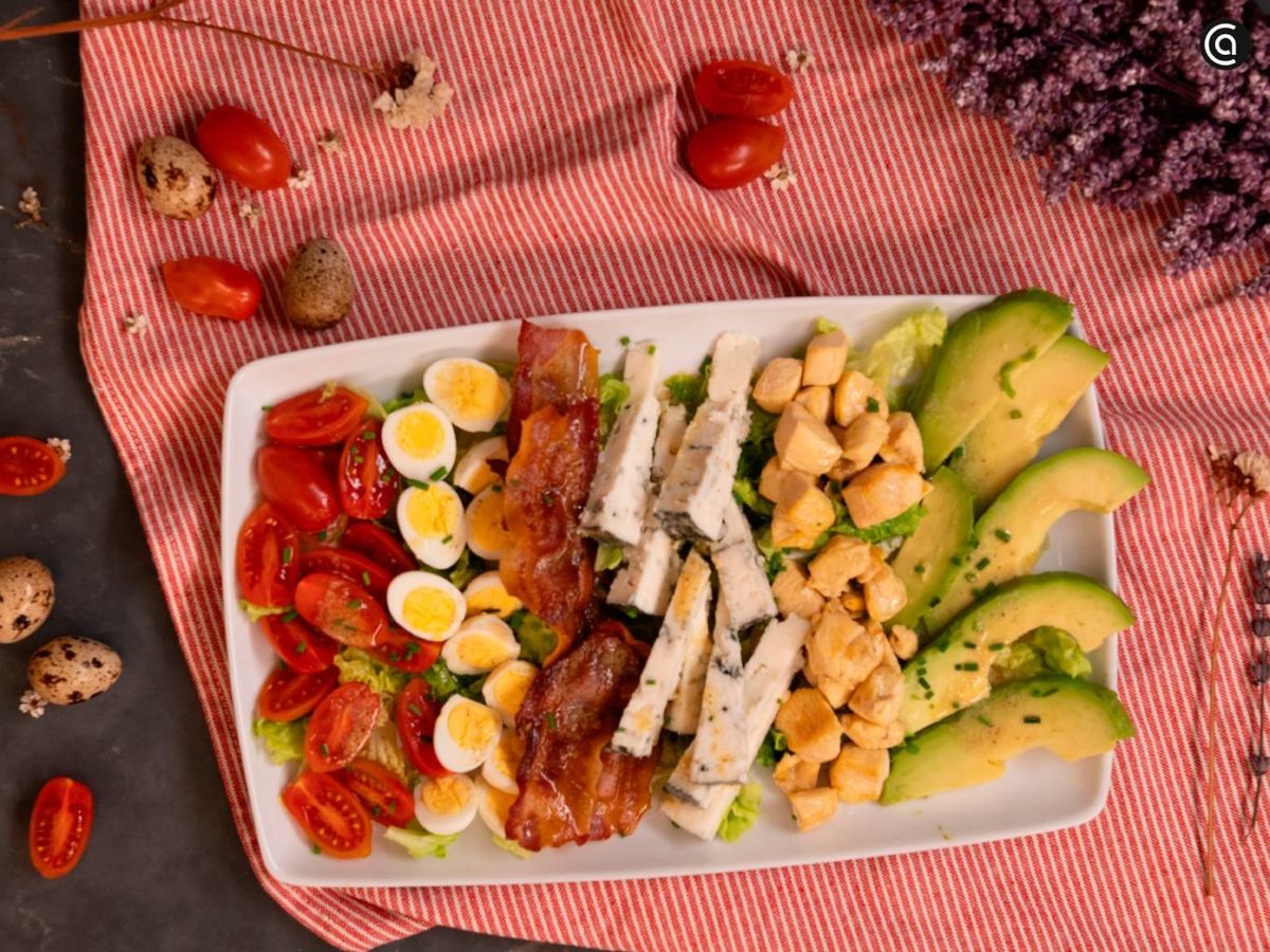 La ensalada cobb lista para disfrutarla