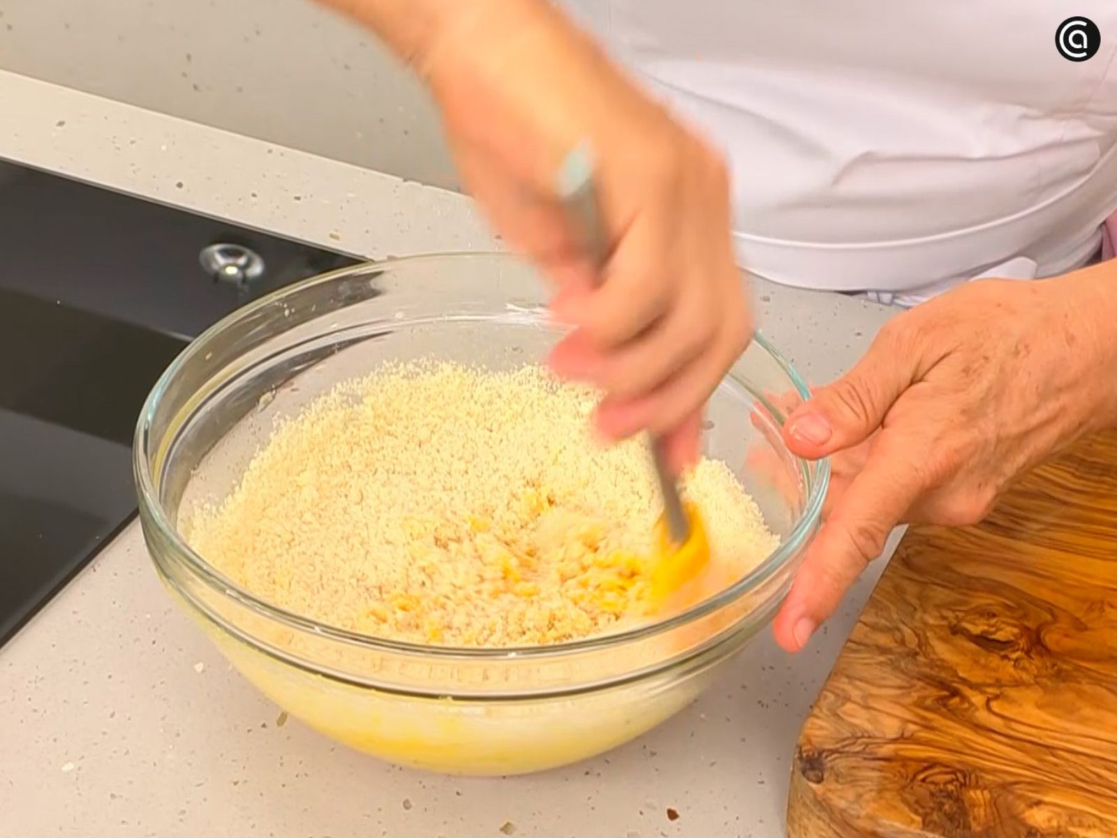 Mezcla los huevos con el azúcar y la harina de almendra Mezcla los huevos con el azúcar y la harina de almendra
