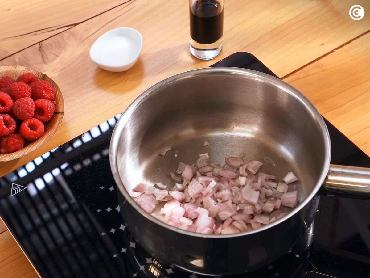 Pochar las chalotas con mantequilla para la salsa de frambuesa