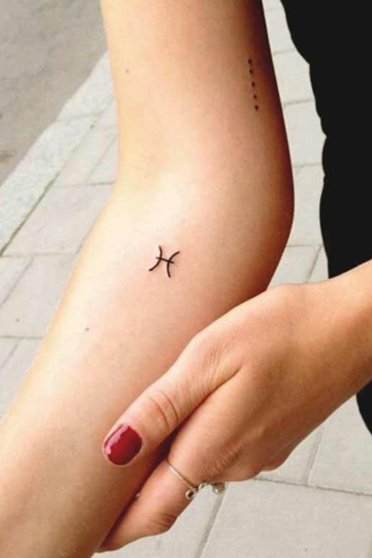 6 tatuajes pequenos para mujer entre los que te sera dificil elegir signo zodiaco