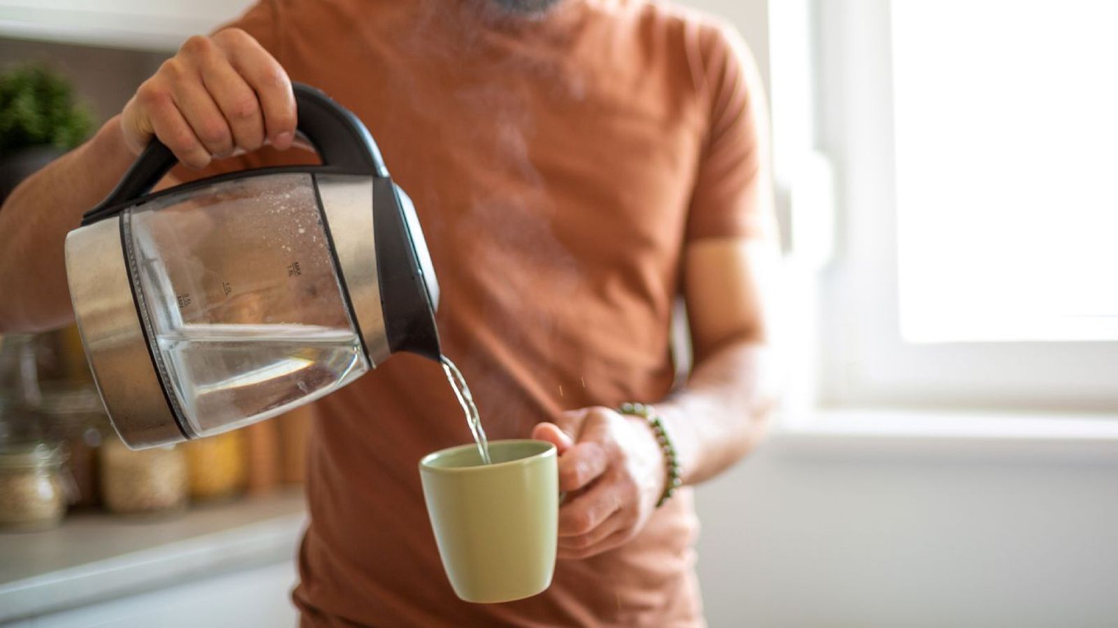 ¿Es bueno beber agua caliente?