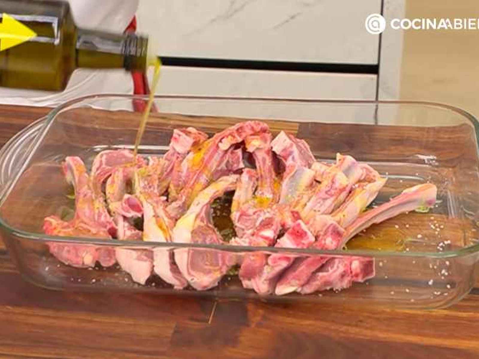 Sazona las chuletillas de cordero Sazona las chuletillas de cordero
