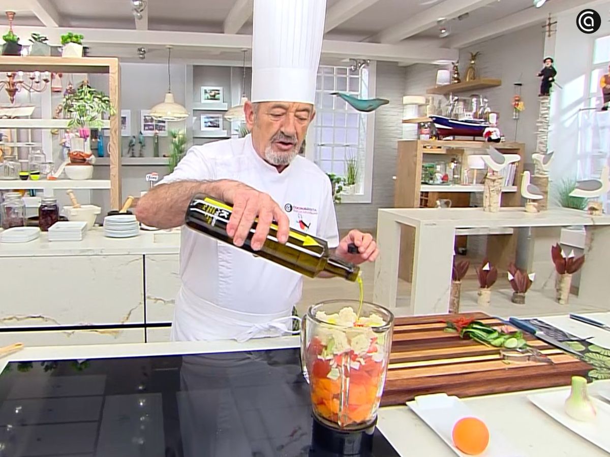 Añade las verduras, el pan y los aliños, tritura y refrigera