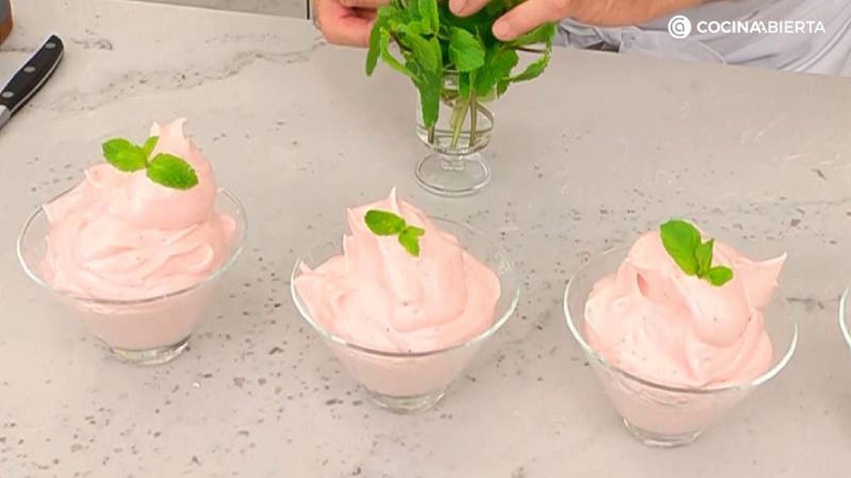 Sirve el merengue de fresa y decora con hojas de menta
