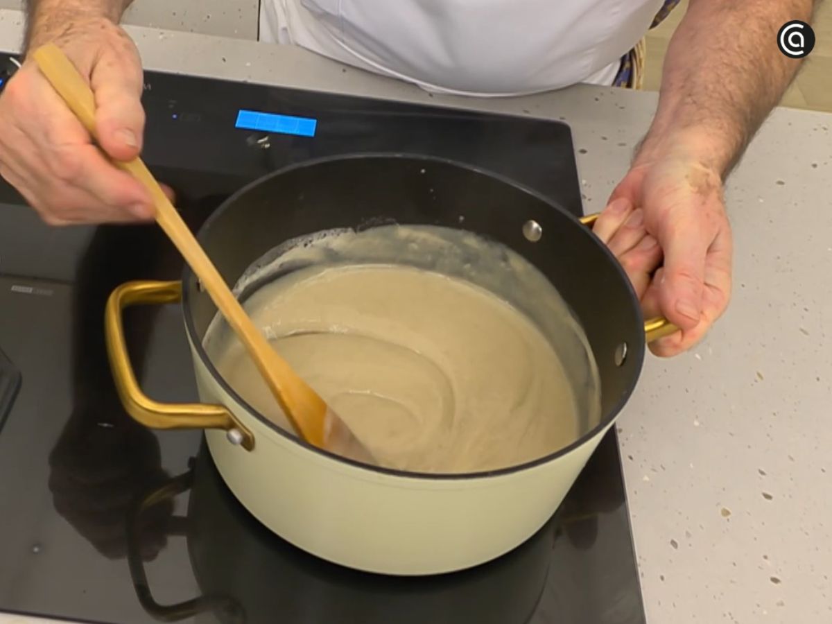 La crema se cocina sin dejar de remover hasta que espesa y pierde el sabor a crudo.