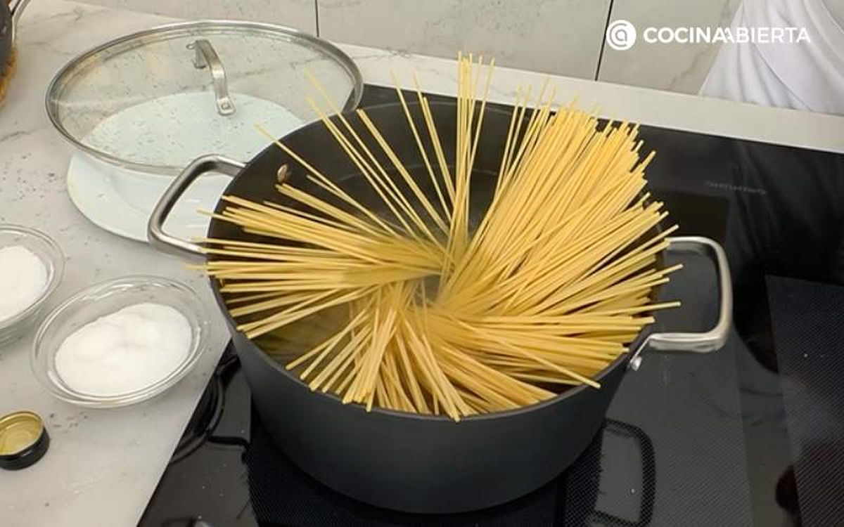 Cuece los espaguetis