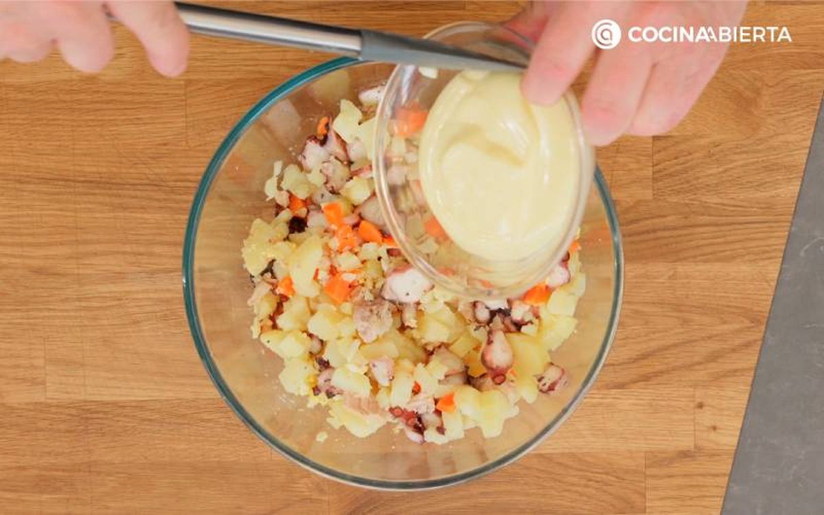 Elaboración de la receta de ensaladilla de pulpo - Mezcla los ingredientes con mayonesa