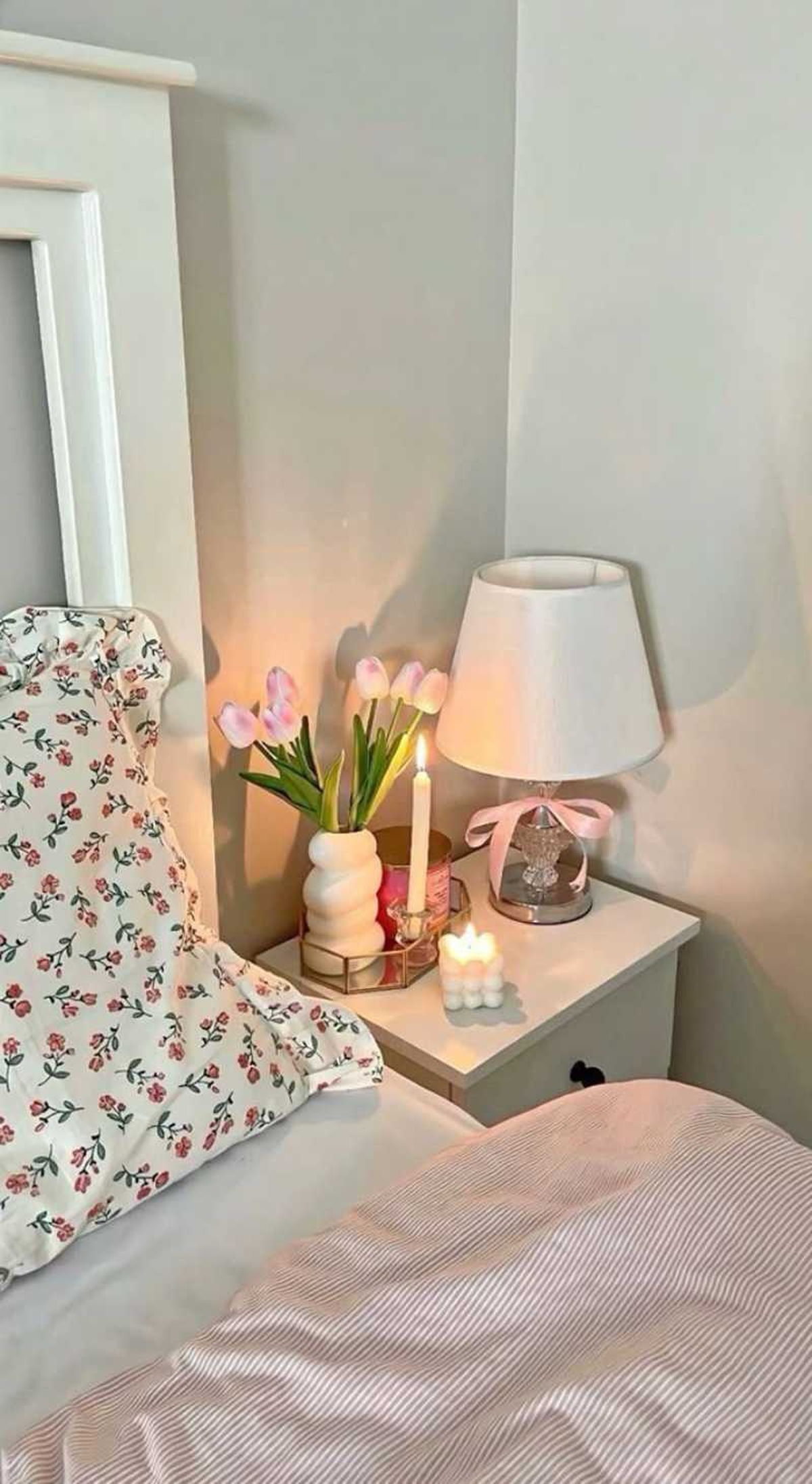 Dormitorio con decoración coquette con tulipanes.