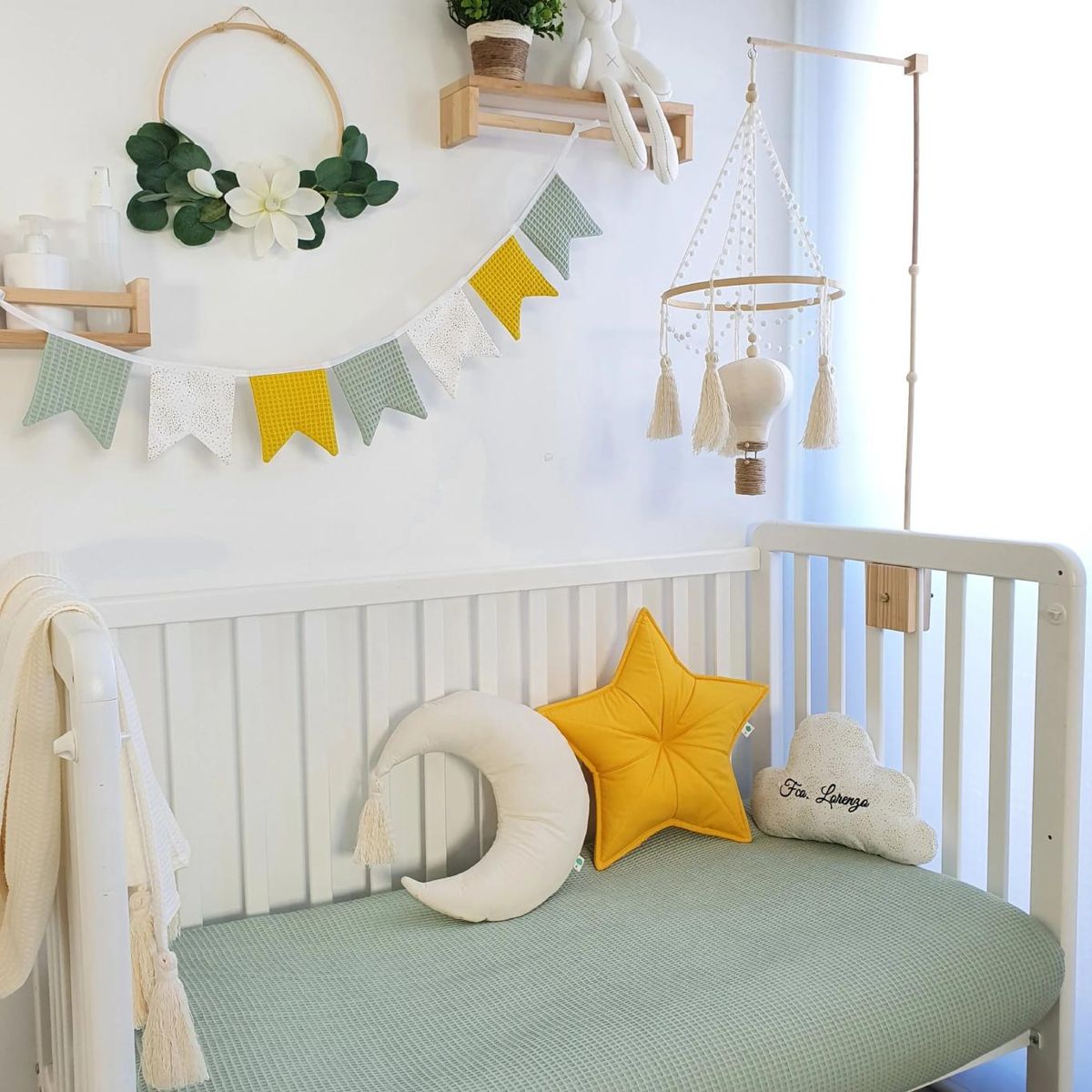 Habitación con cuna y decoración de pared colorida.