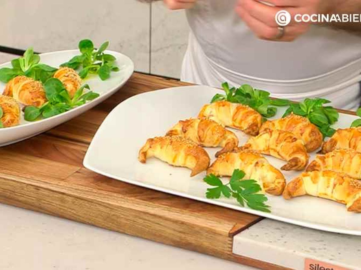 Sirve el croissant de jamón y queso