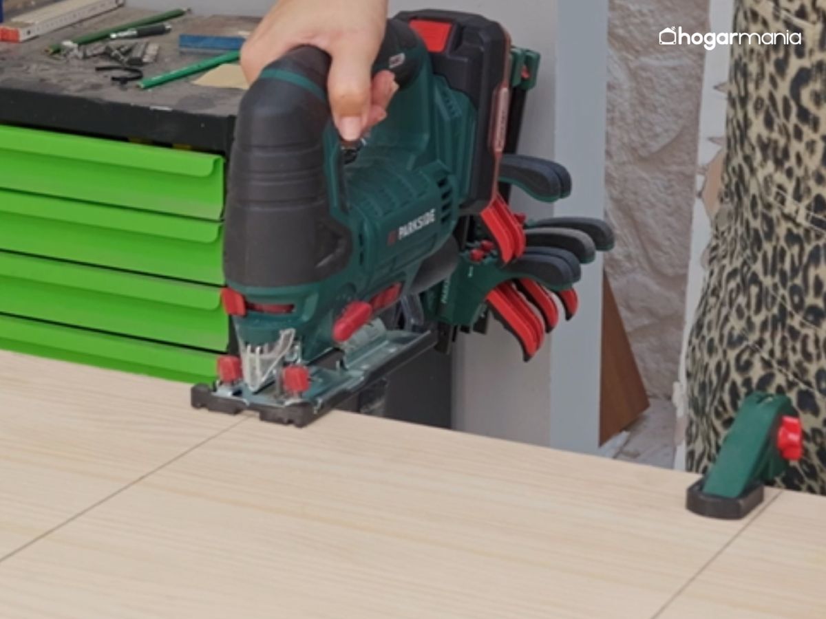 Cortamos la madera a medida para crear las piezas del reposabrazos.