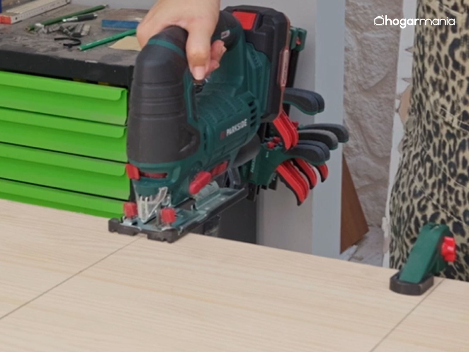 Cortamos la madera a medida para crear las piezas del reposabrazos.