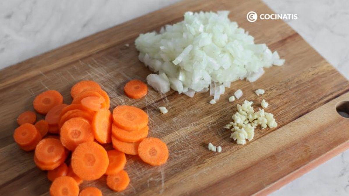 Cebolla, ajo y zanahoria cortadas
