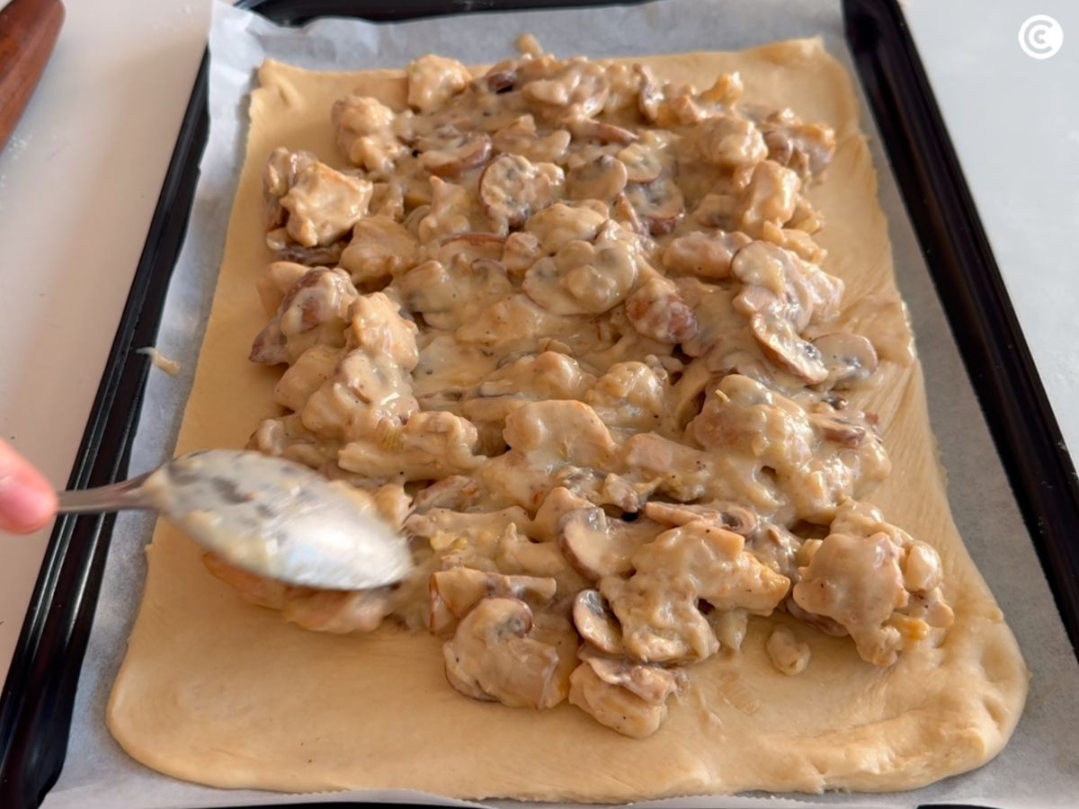 Reparte el relleno por la masa, sin tapar los bordes