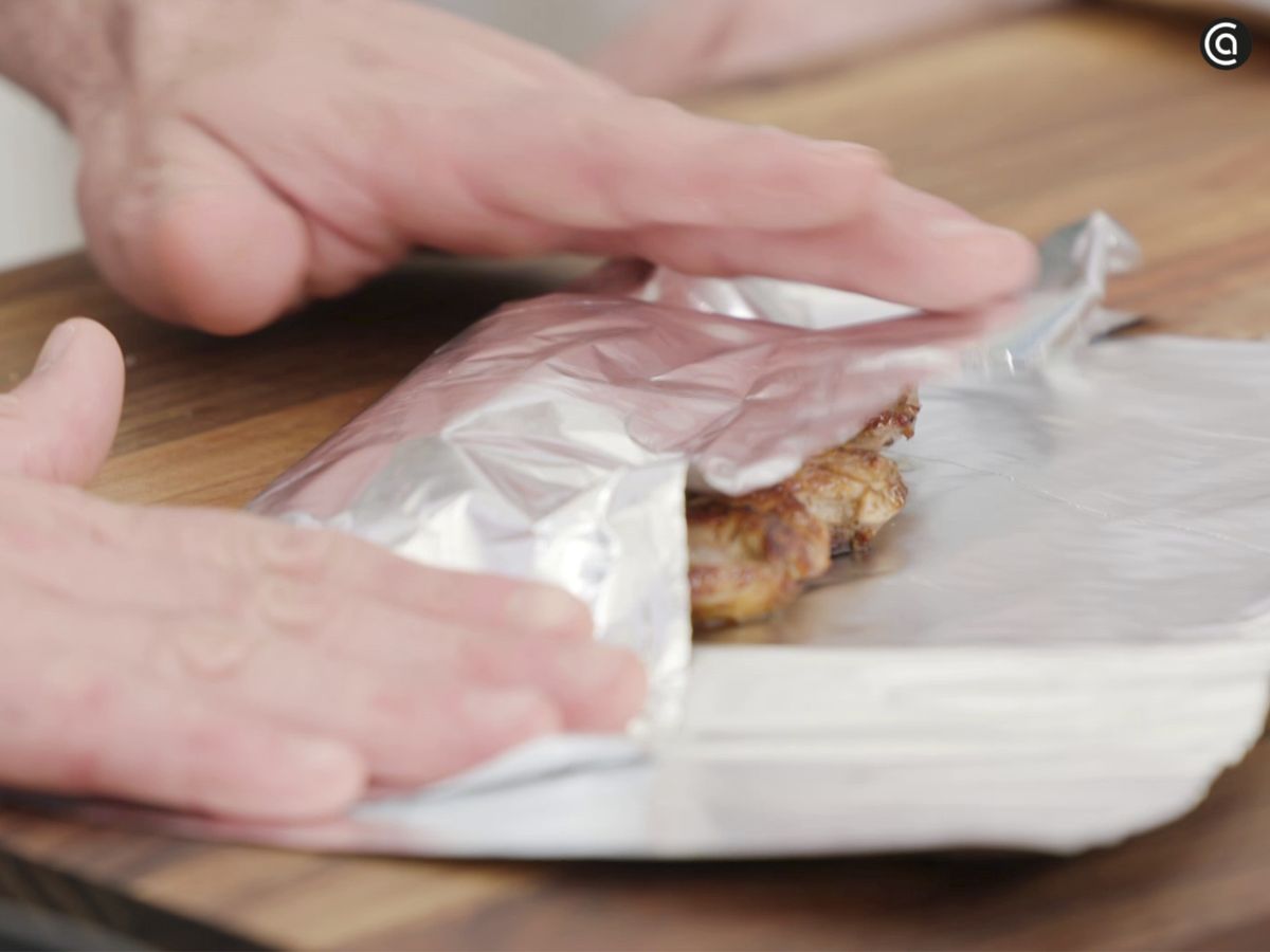 Al dejar reposar la carne envuelta en papel de aluminio, consigues un resultado más tierno y jugoso