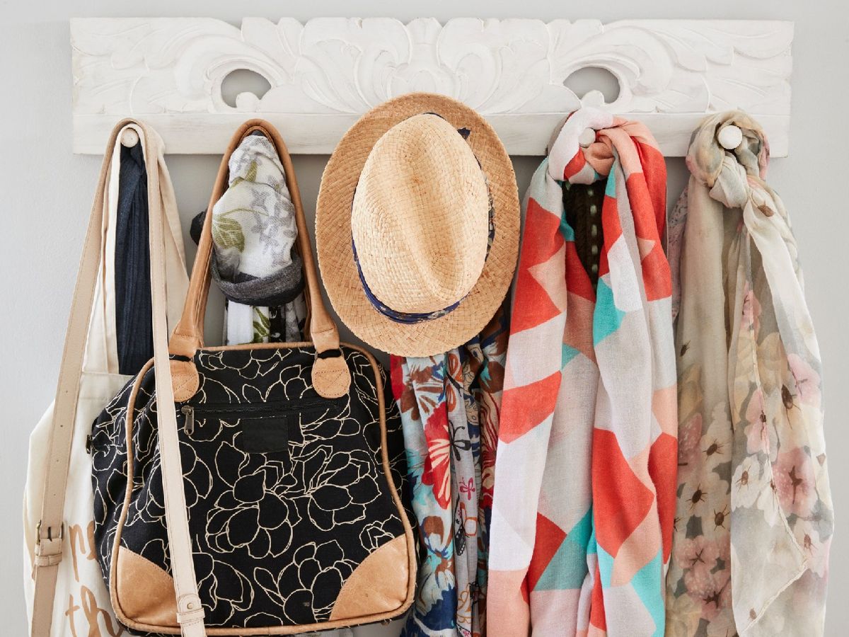 Los gancho y colgadores son un buen recurso para colgar los complementos