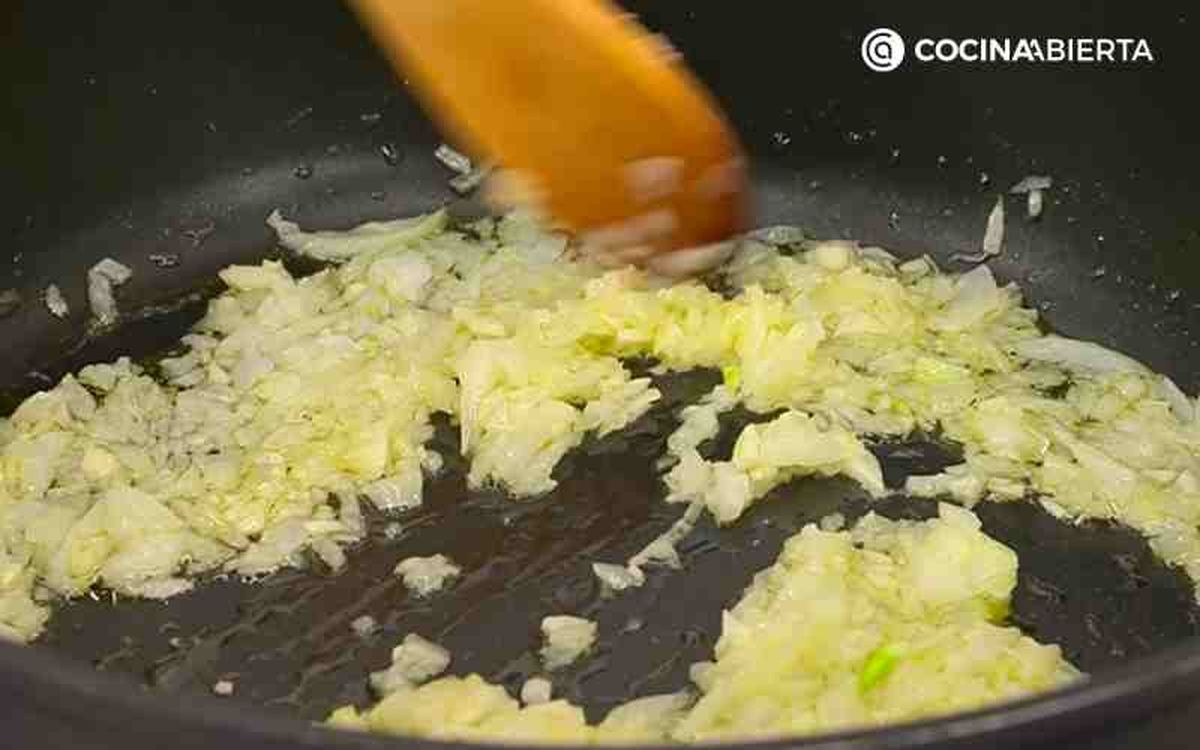 Sazona y rehoga a fuego suave