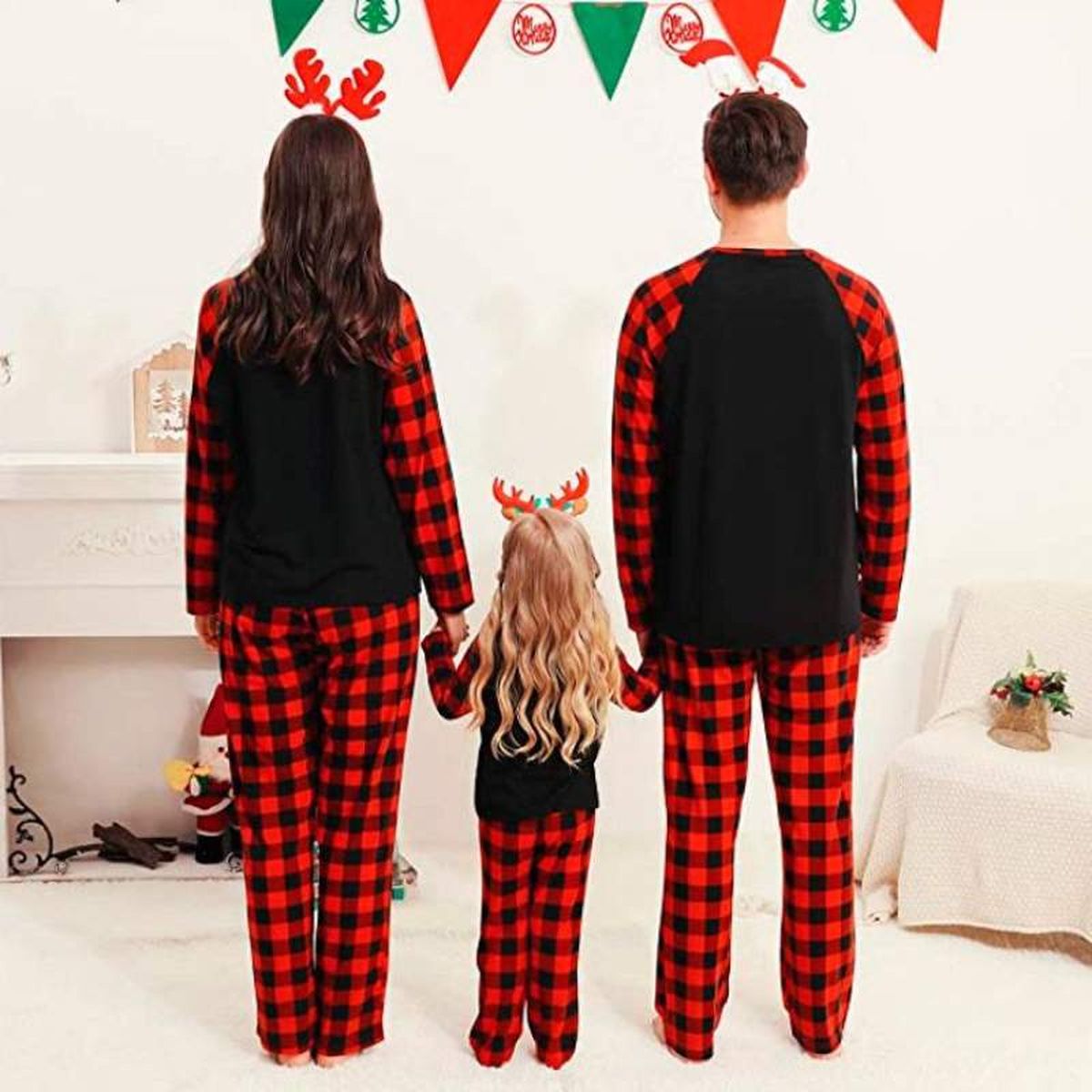 Puedes añadir algún accesorio a tu pijama de Navidad, como una diadema con cuerno de reno