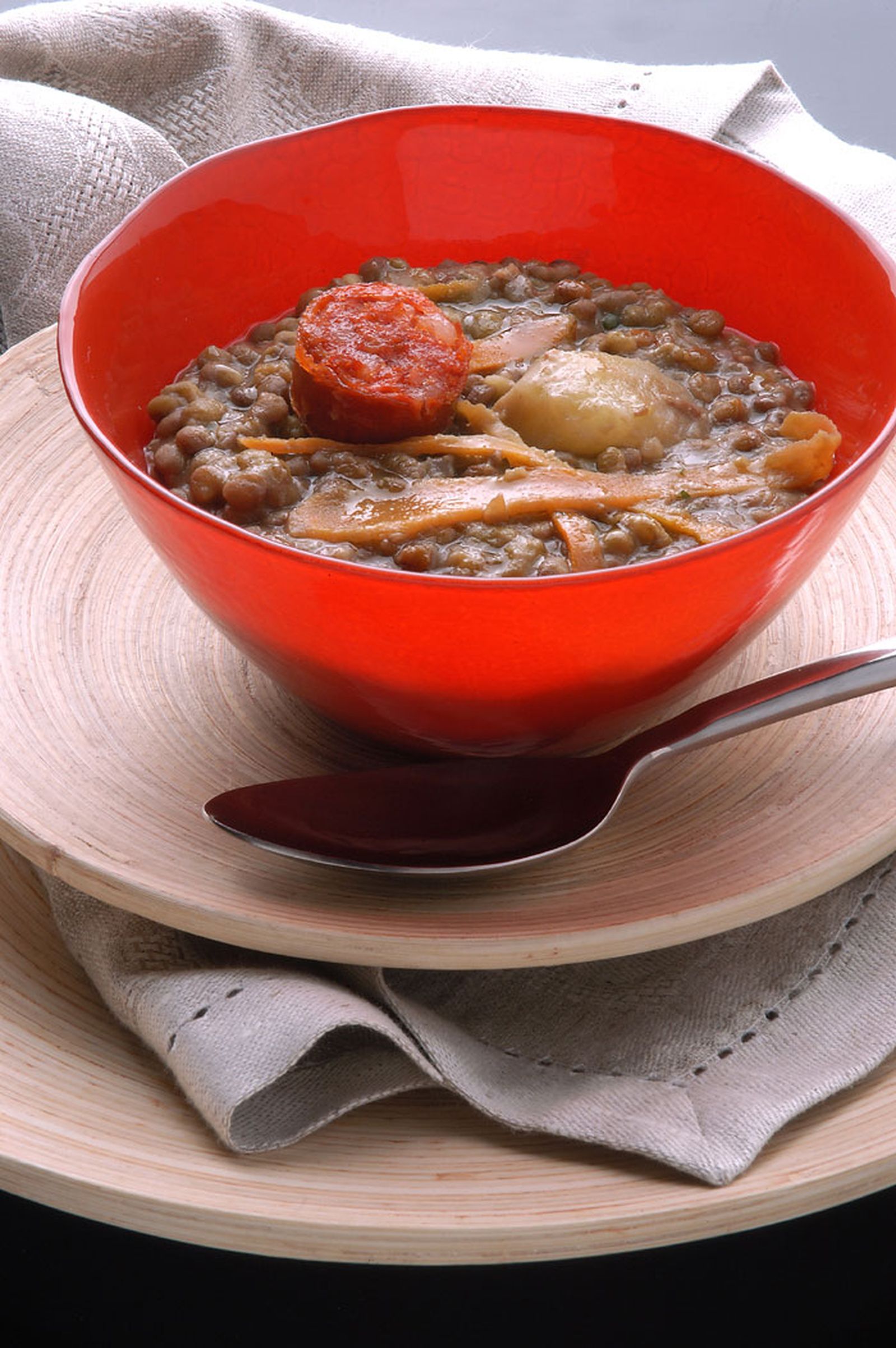 Potaje de lentejas y soja con zanahoria salteada