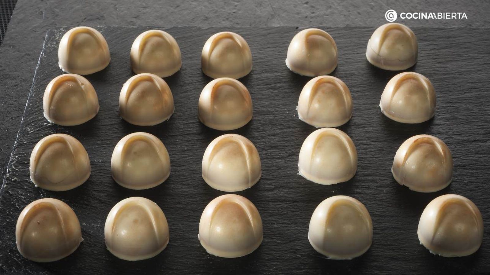 Joseba Arguiñano te da el paso a paso para hacer bombones de chocolate blanco y maracuyá Joseba Arguiñano te da el paso a paso para hacer bombones de chocolate blanco y maracuyá