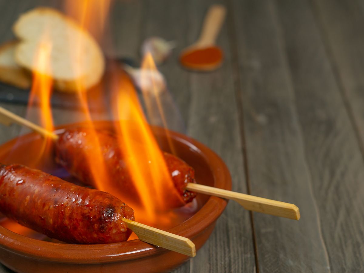El chorizo al infierno, una tapa tradicional que se flambéa directamente en la mesa.