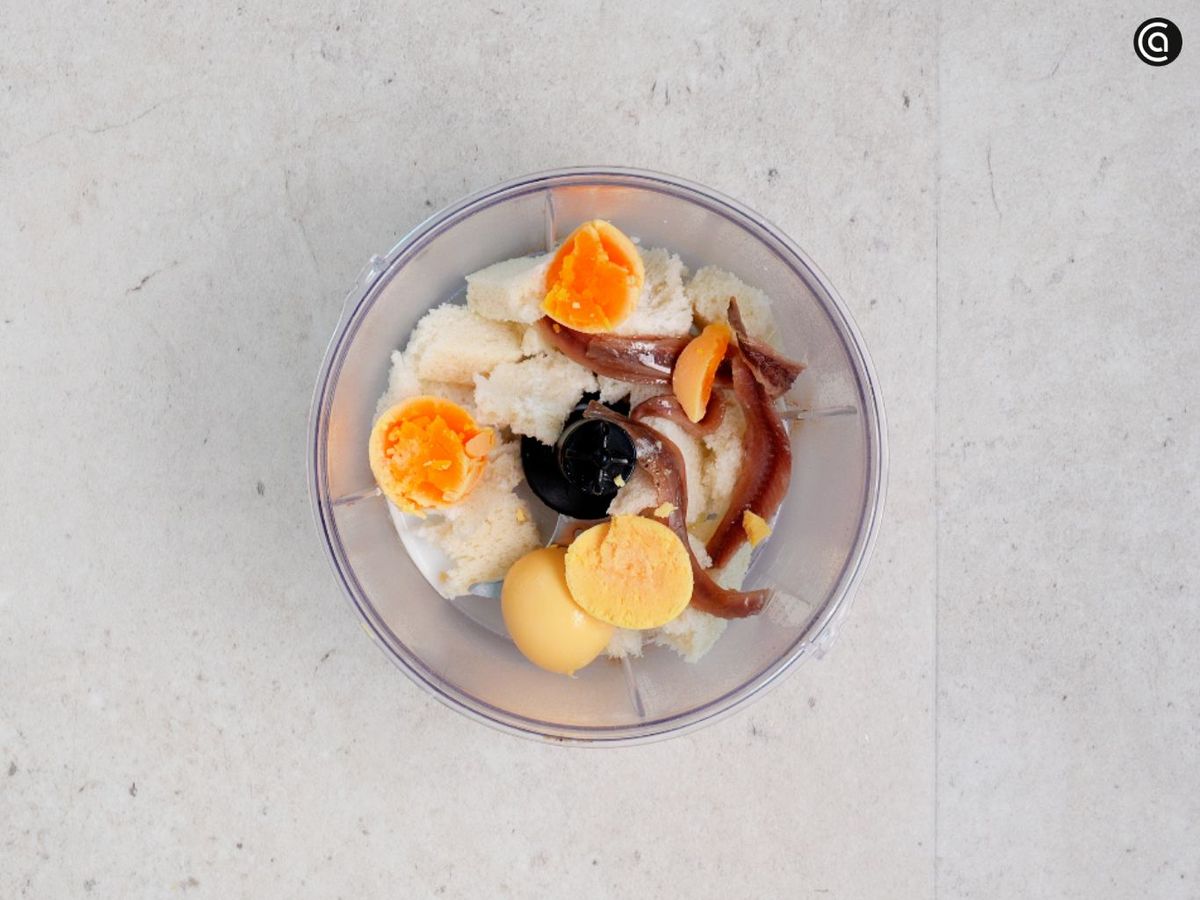 Tritura los ingredientes hasta obtener una mezcla cremos