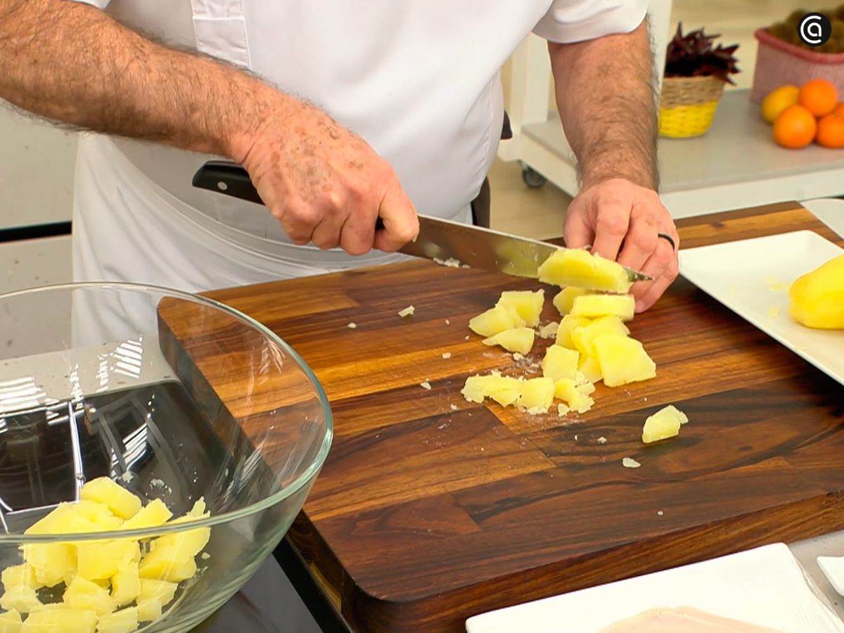 Pon a cocer las patatas y, al final, trocéalas en dados