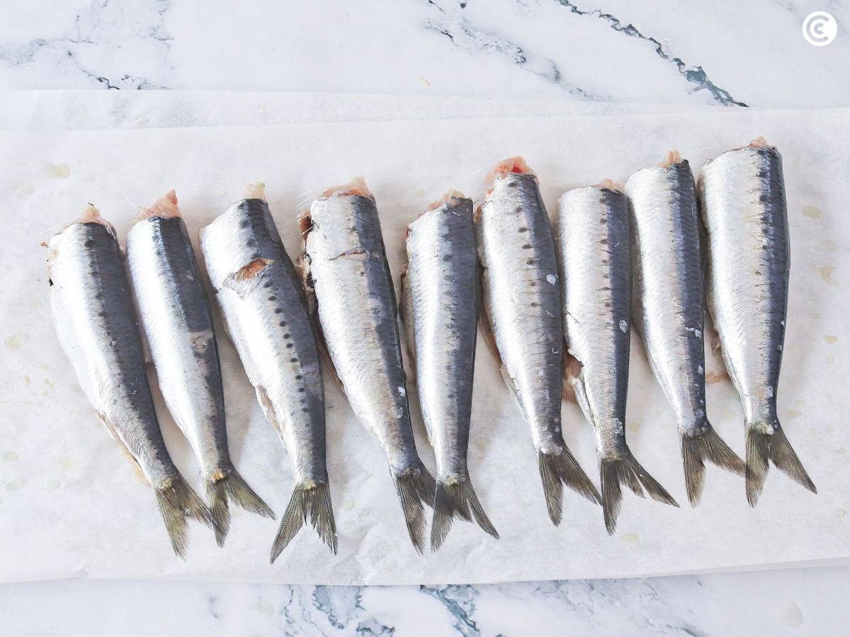 Limpiar las sardinas bien antes de prepatarlas en salazon
