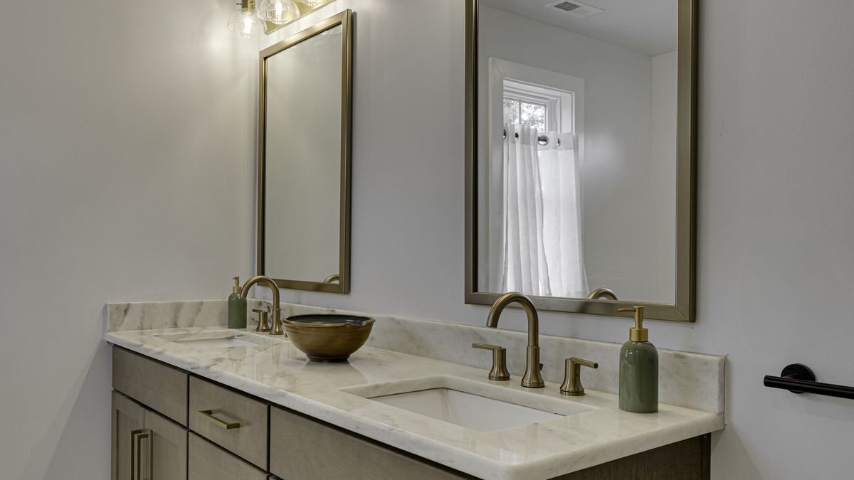 La mezcla de blanco y dorado le dan un toque muy elegante al baño