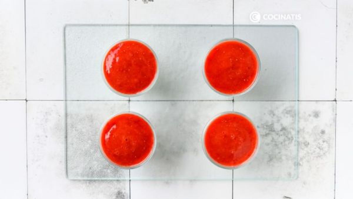 Agregamos la fresa triturada sobre las panna cottas